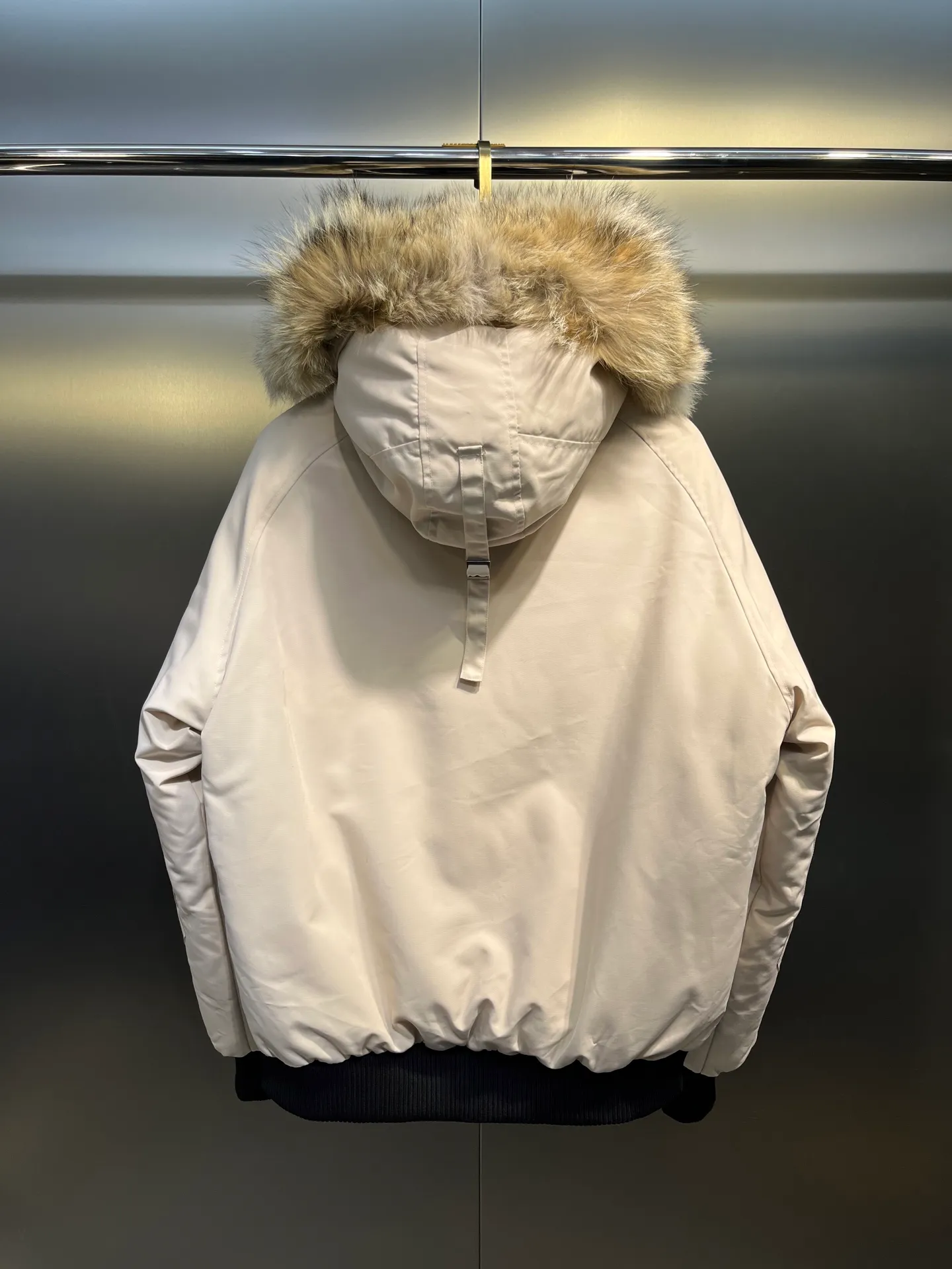 P780 high-end version (new version of Big Goose 01) Canada Goose Canada Goose #Chilliwack 7999M bomber jacket short down jacket/01 model #Men and Women Same Style# ➖ Genuine synchronous anti-counterfeiting chip sensor! ➖ Imported 21S polyester-cotton blended original fabric [last year’s 16S/18S hard fabrics have been completely eliminated, this year all use 21S genuine synchronous fabrics, the soft mid-strap feels delicate and textured], genuine synchronous Feather-Light 10D waterproof coating fabric, made of 84.5 polyester fiber and 15.5 cotton, 100% the best feel in the entire network! ➖ The genuine official website is synchronized with the national standard 80 white duck down, you can check the official website customer service, there will never be a series of misleading claims such as 90 down or goose down! ➖ Using the best nylon lining with double double-layer sealing design, velvet-proof No. 7 needle + grid-filled down ready-made garments, there is 100% no so-called velvet running! ➖ The cuffs are designed with thickened seamless threads, and the collar and pockets are lined with top-quality polar fleece to keep you warm and comfortable! ➖ Yoshida YKK provides original custom-made electroplated sliders. YKK two-way lockable zippers are tight and smooth and will not peel off paint! ➖ 3M composite guarantees that the Velcro is the same as the original, durable, and all accessories and hardware are custom-made! ➖ Imported BEHRINGER embroidery machine to customize the 10,000-needle embroidery logo, 98% of which can be reproduced to restore the original logo. You can check and compare on the official website! ➖ The fur collars are all made of large pieces of Western Canadian blue wolf hide, ensuring that each fur collar is 13-15cm wide!   Size:XS-XXL